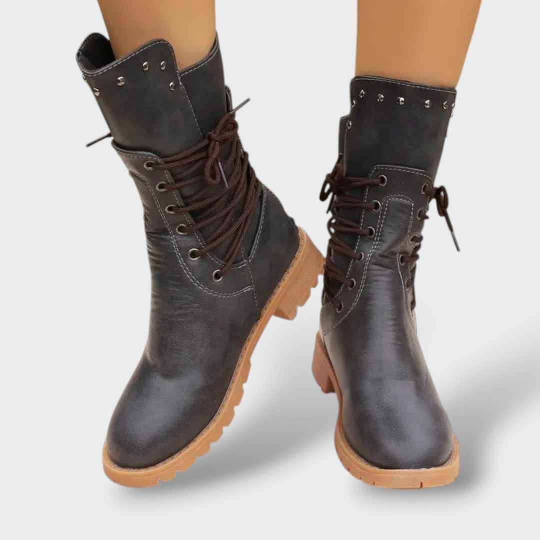 Botas de Media Caña con Cordones y Detalles de Tachuelas